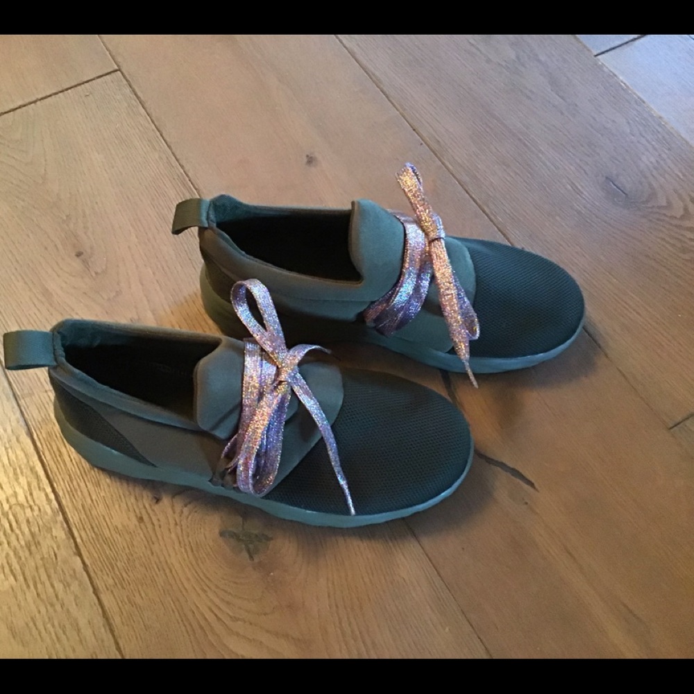 Like new olive green sneakers